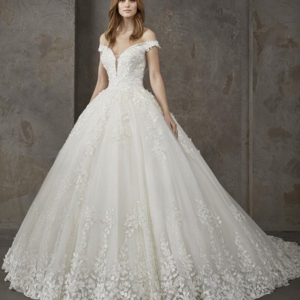 Nigeria, Pronovias brand new dress